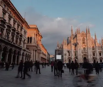 milano-pedoni-duomo-min