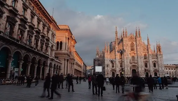 milano-pedoni-duomo-min