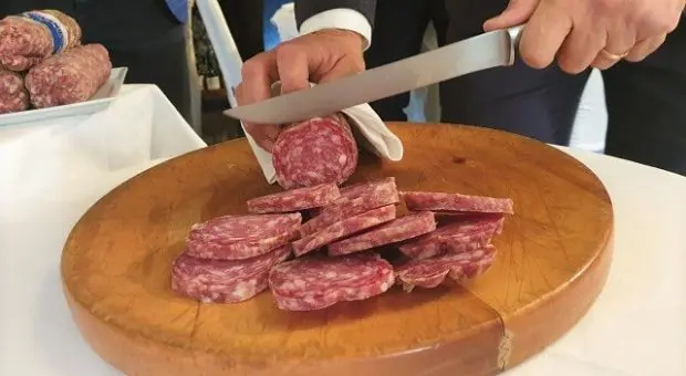 festa-salame-cremona-taglio-adj-min