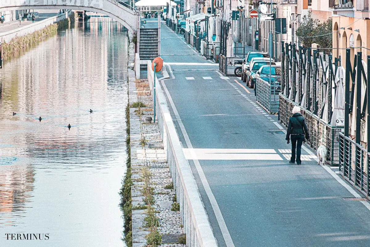 naviglio-grande-donna-cane-min