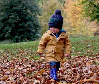 bambini-autunno-foglie-min