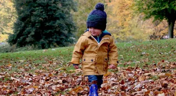 bambini-autunno-foglie-min