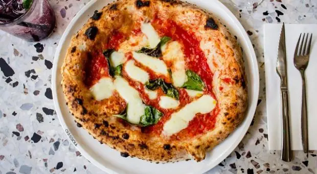 pizza-margherita-piatto-min