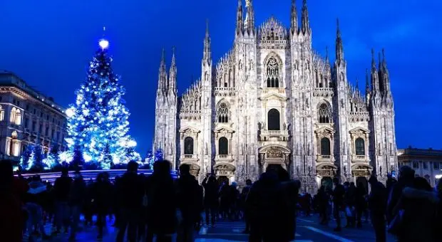 Albero-natale-duomo-coca-cola-min